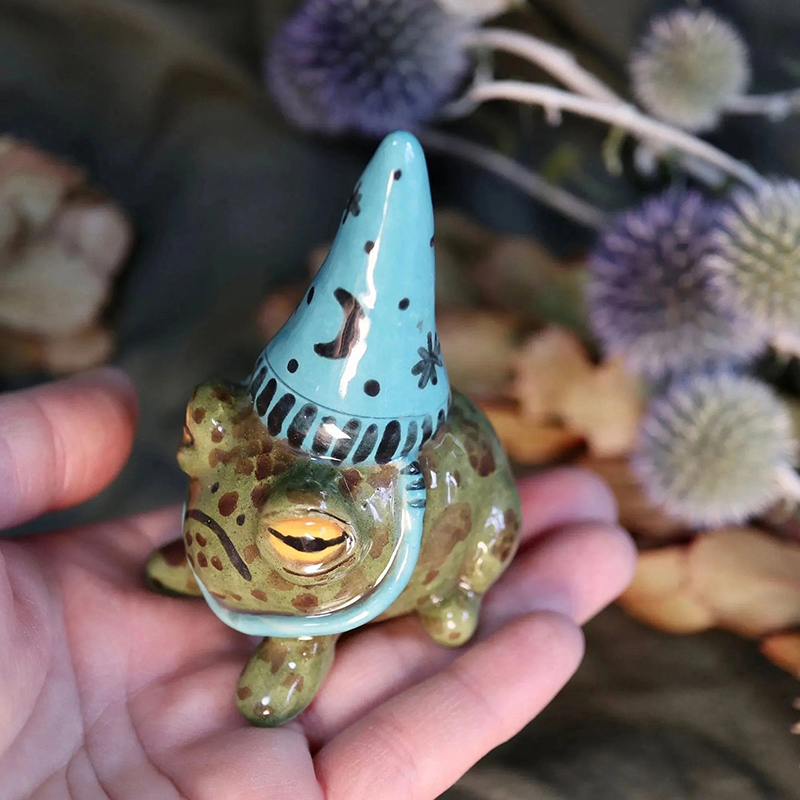 熱い！ カエルの庭飾り 魔女帽子の小さなカエル像 樹脂製置物 - Bonsai Garden Art のレビューと価格